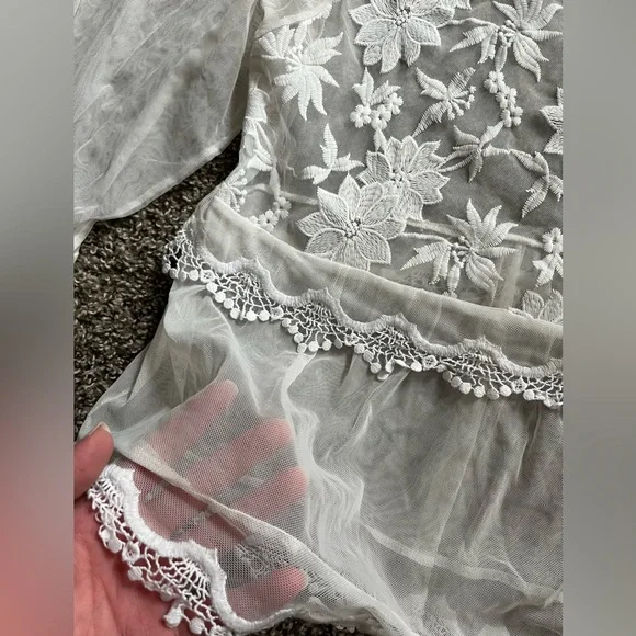 Sheer Vince Camuto lace top - Picture 3 of 4